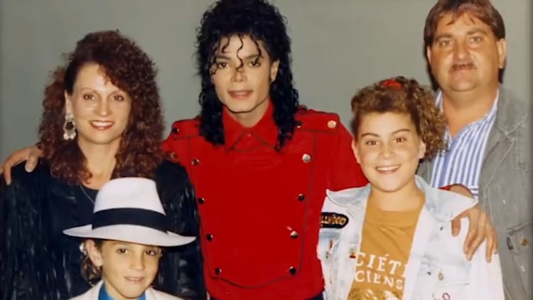 Wade Robson, junto con su familia y Michael Jackson.