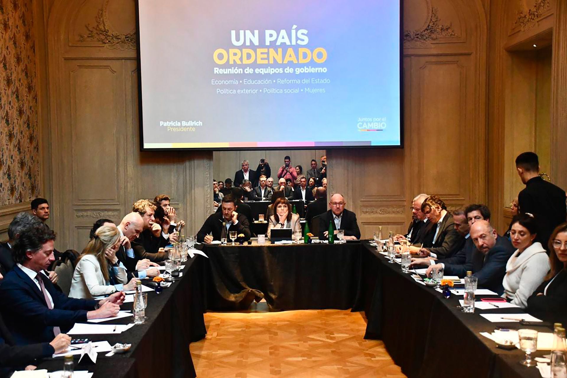 Patricia Bullrich delibera con los integrantes de sus equipos de gobierno, en un encuentro realizado en un hotel céntrico