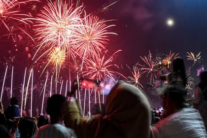 La gente celebra la víspera de Año Nuevo en Lagoon Beach en Yakarta, Indonesia, el 1 de enero de 2024. Antara Foto/Muhammad Adimaja/via REUTERS