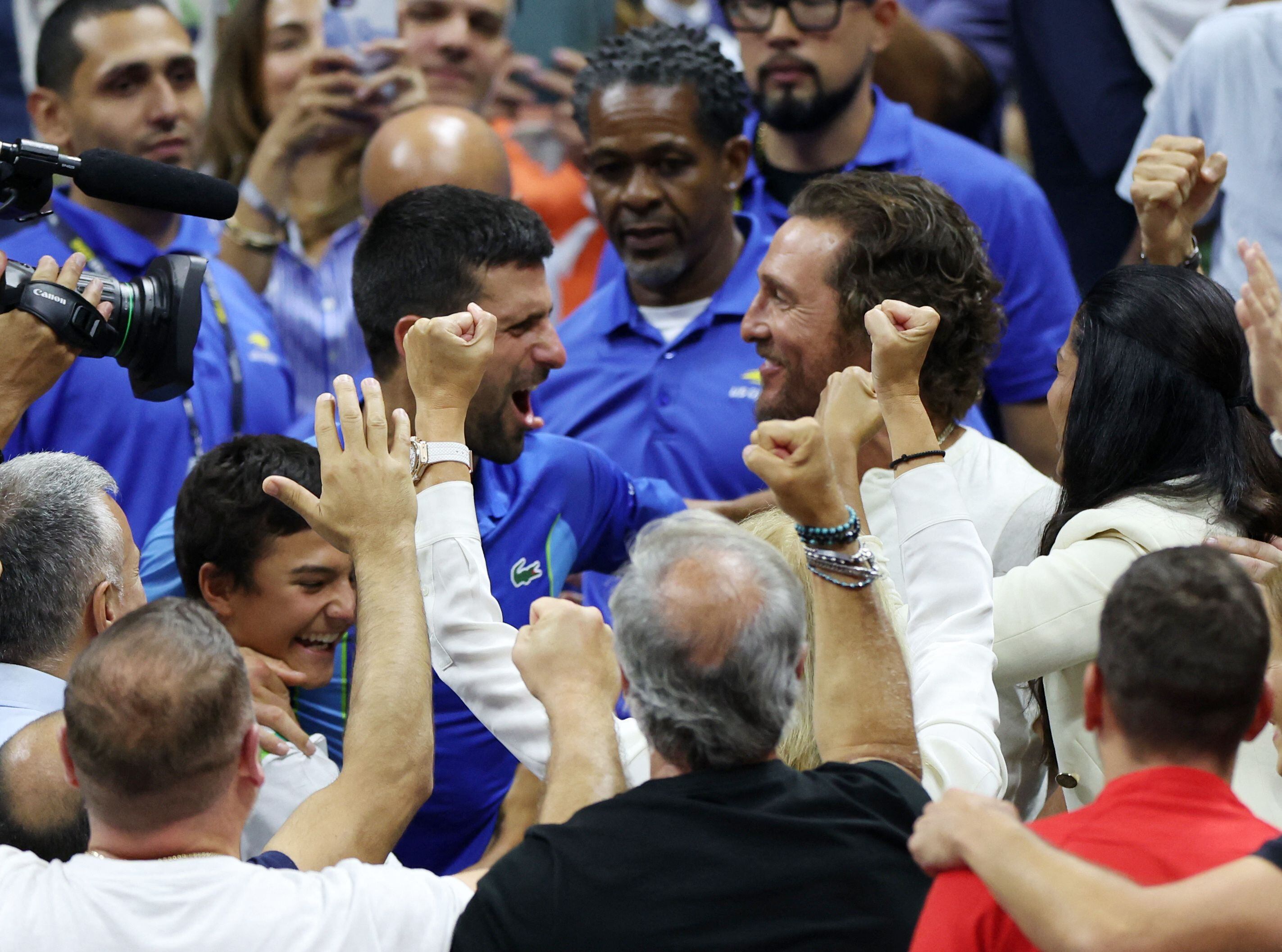 El saludo de Matthew McConaughey, quien vivió el partido con su círculo íntimo (REUTERS/Mike Segar)