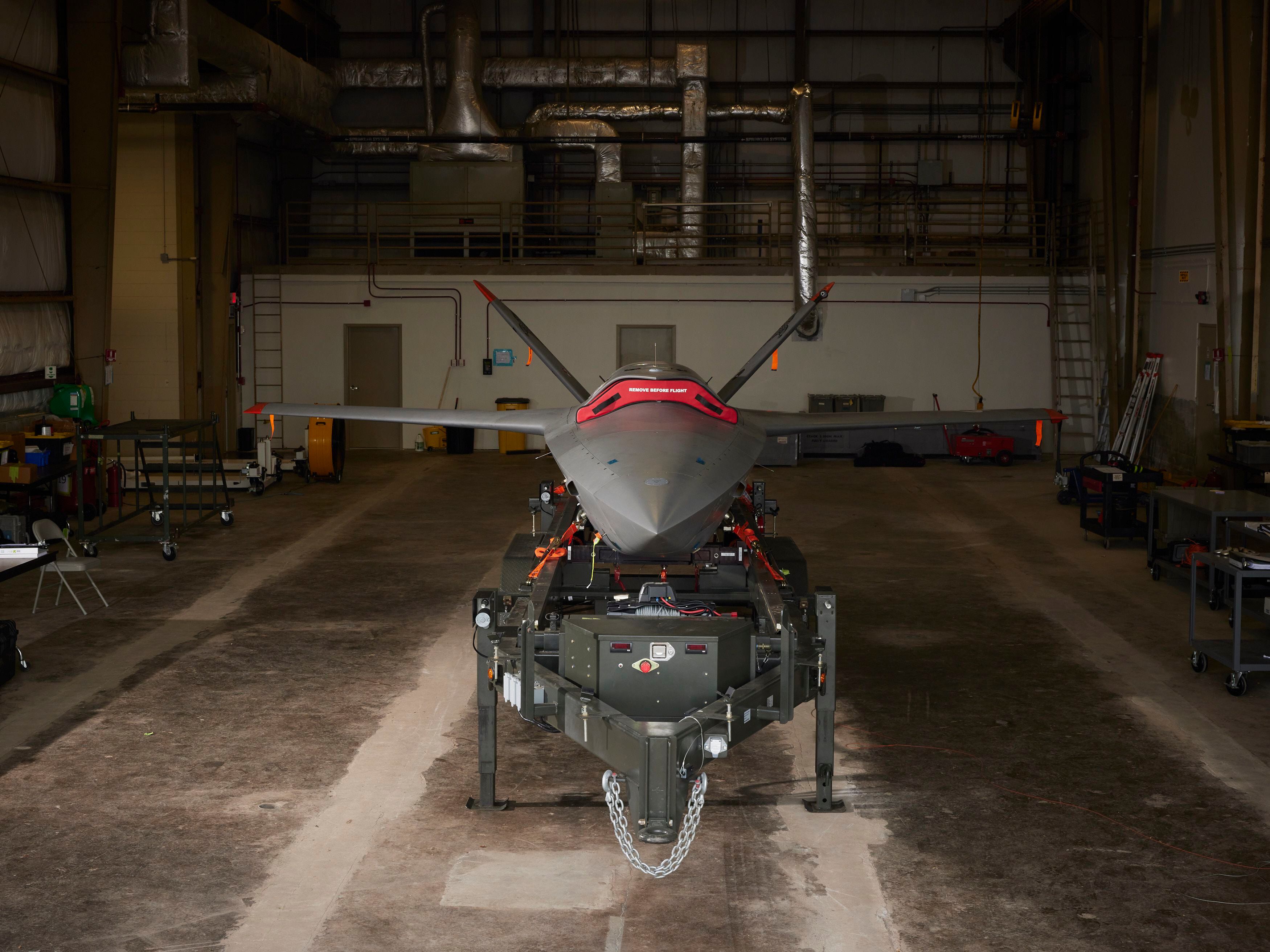 El vehículo aéreo de combate no tripulado experimental Kratos XQ-58 en la base aérea de Eglin, cerca de Fort Walton Beach, Florida, el 13 de julio de 2023 (Edmund D. Fountain/The New York Times)