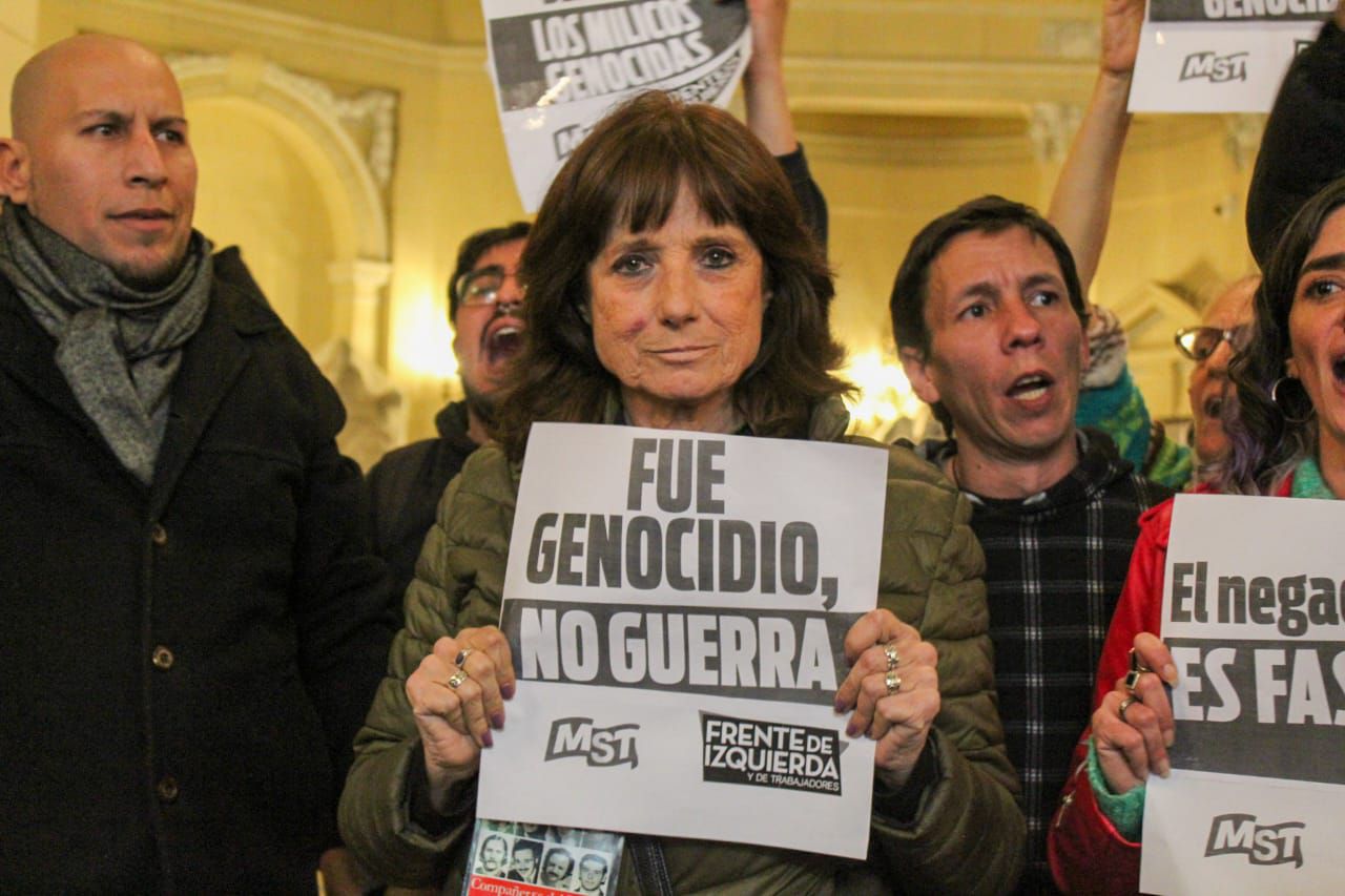 Vilma Ripoll encabezó una protesta en la puerta del Salón Dorado 