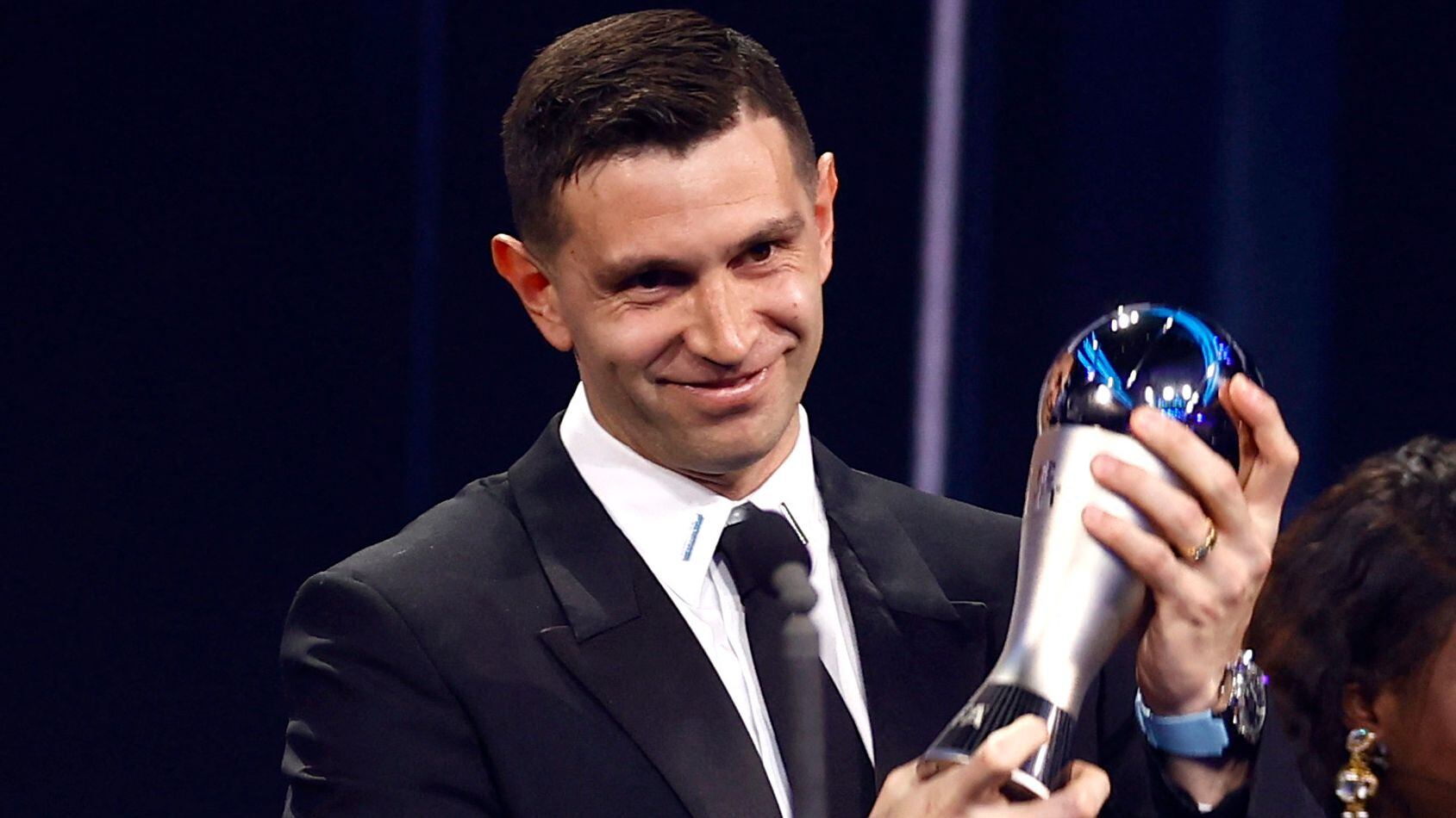 Emilio Martinez recibió el premio The Best al mejor arquero en 2022 (Reuters)