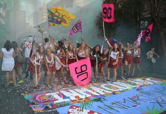 Al finalizar la noche, los estudiantes se dirigen a sus instituciones educativas, culminando con la celebración en la entrada de las mismas con cotillón y otros elementos festivos