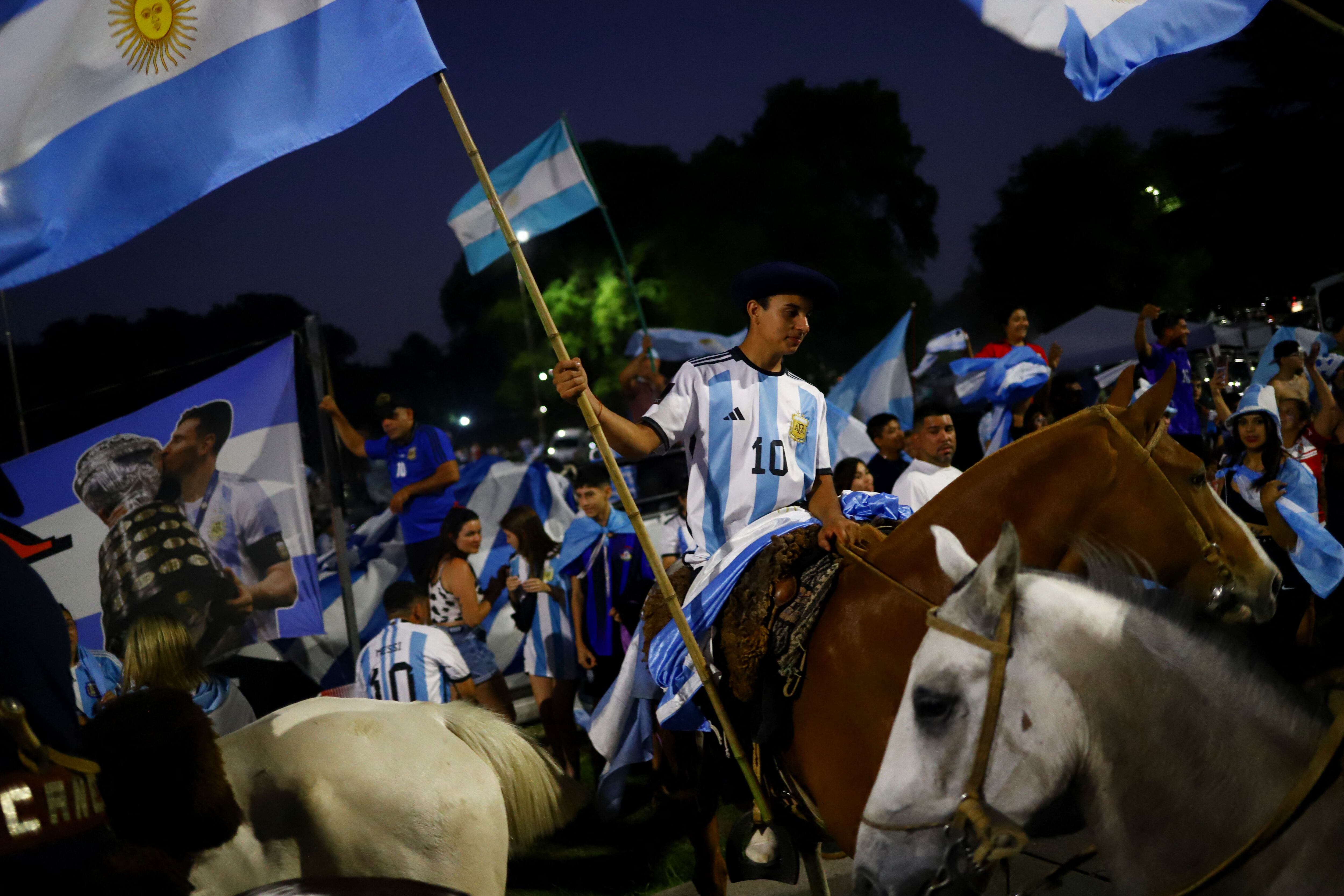 Decenas de caballos también dijeron presente en Ezeiza (REUTERS/Matias Baglietto)