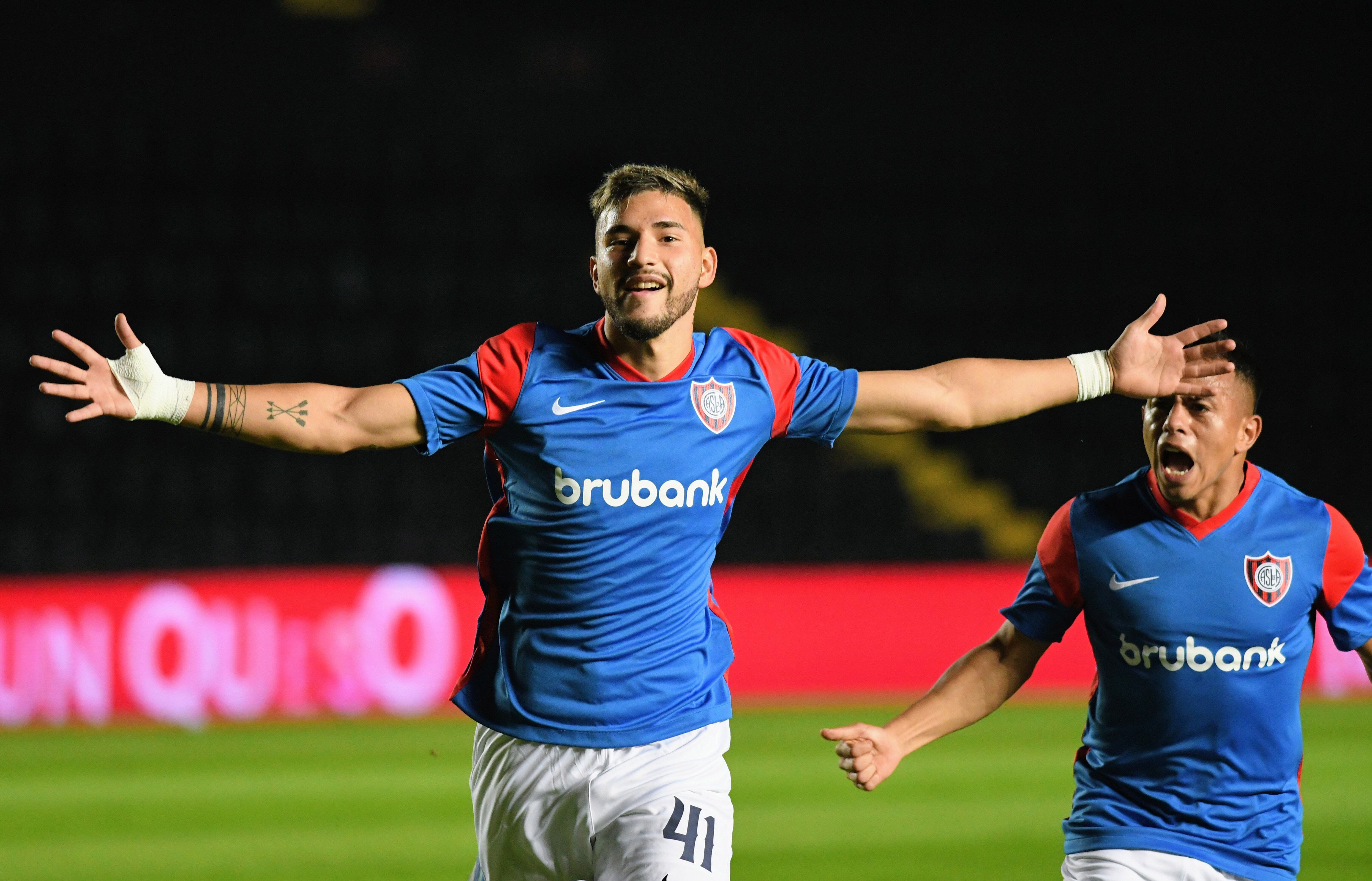 Iván Leguizamón festeja el gol de San Lorenzo ante Chacarita en la Copa Argentina (Fotobaires)