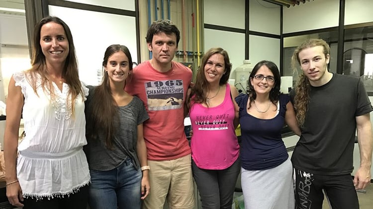 El equipo del laboratorio del doctor Diego Rayes. (Foto: gentileza investigador)