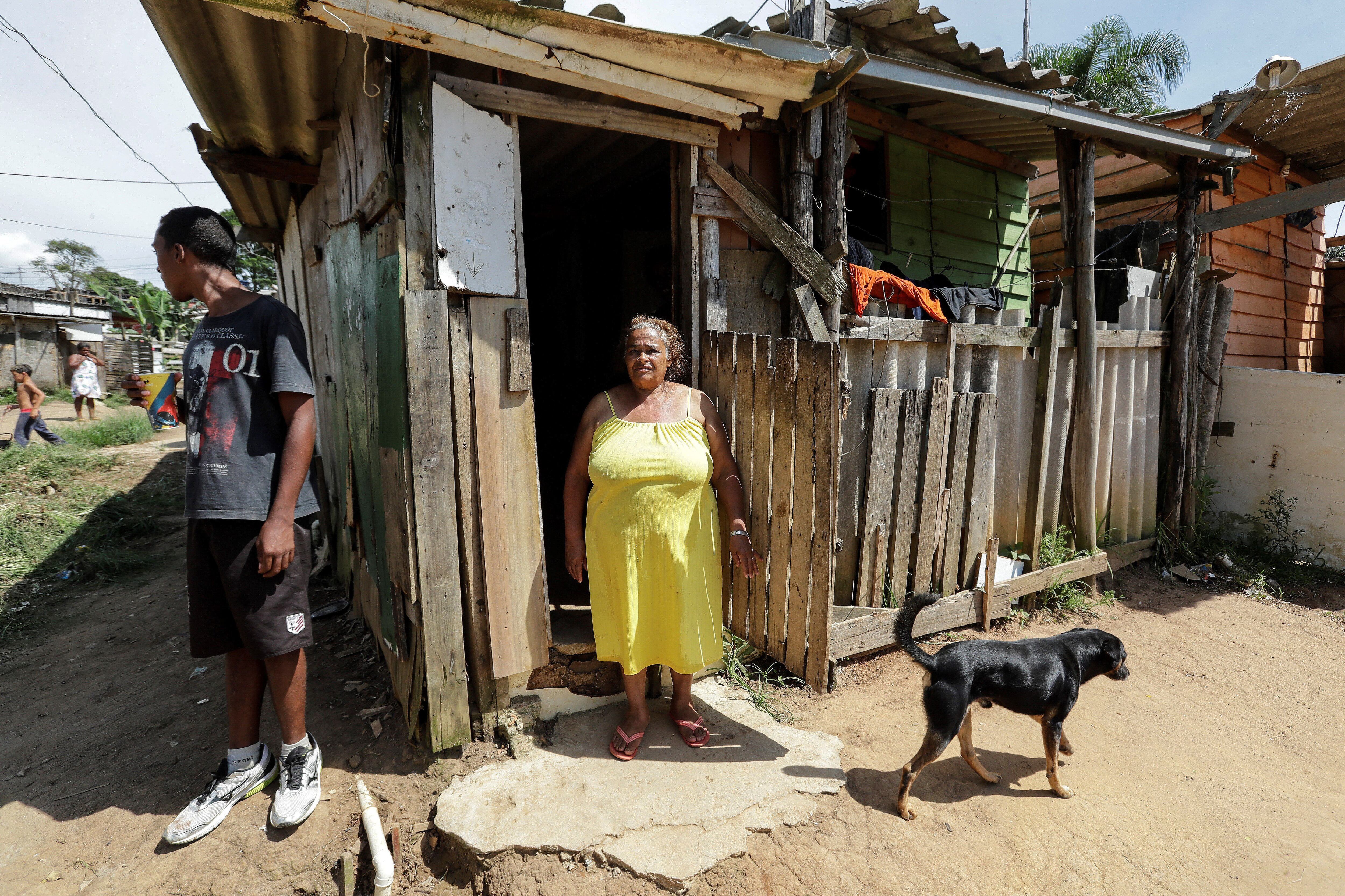 Una familia pobre en la comunidad de Anchieta-Grajaú, a unos 30 kilómetros de San Pablo (EFE/Sebastião Moreira/Archivo)