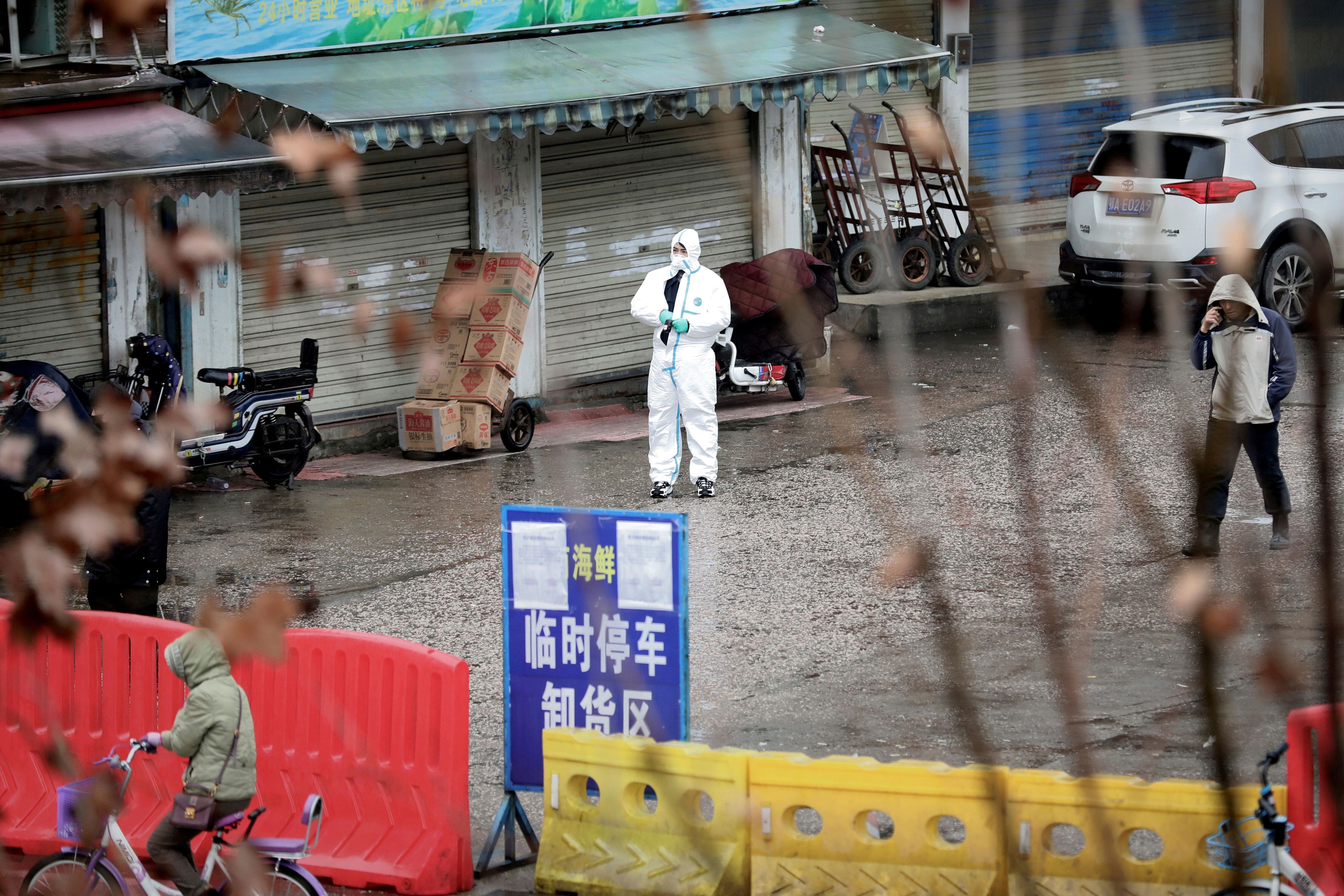 El mercado de Wuhan en China donde se comercializaban animales vivos, es considerada la “zona cero” donde surgió el COVID-19 (REUTERS/Stringer/File Photo/File Photo)