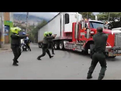 The agents chased the vehicle along a large part of the Medellín - Bogotá highway.  Photo: video capture