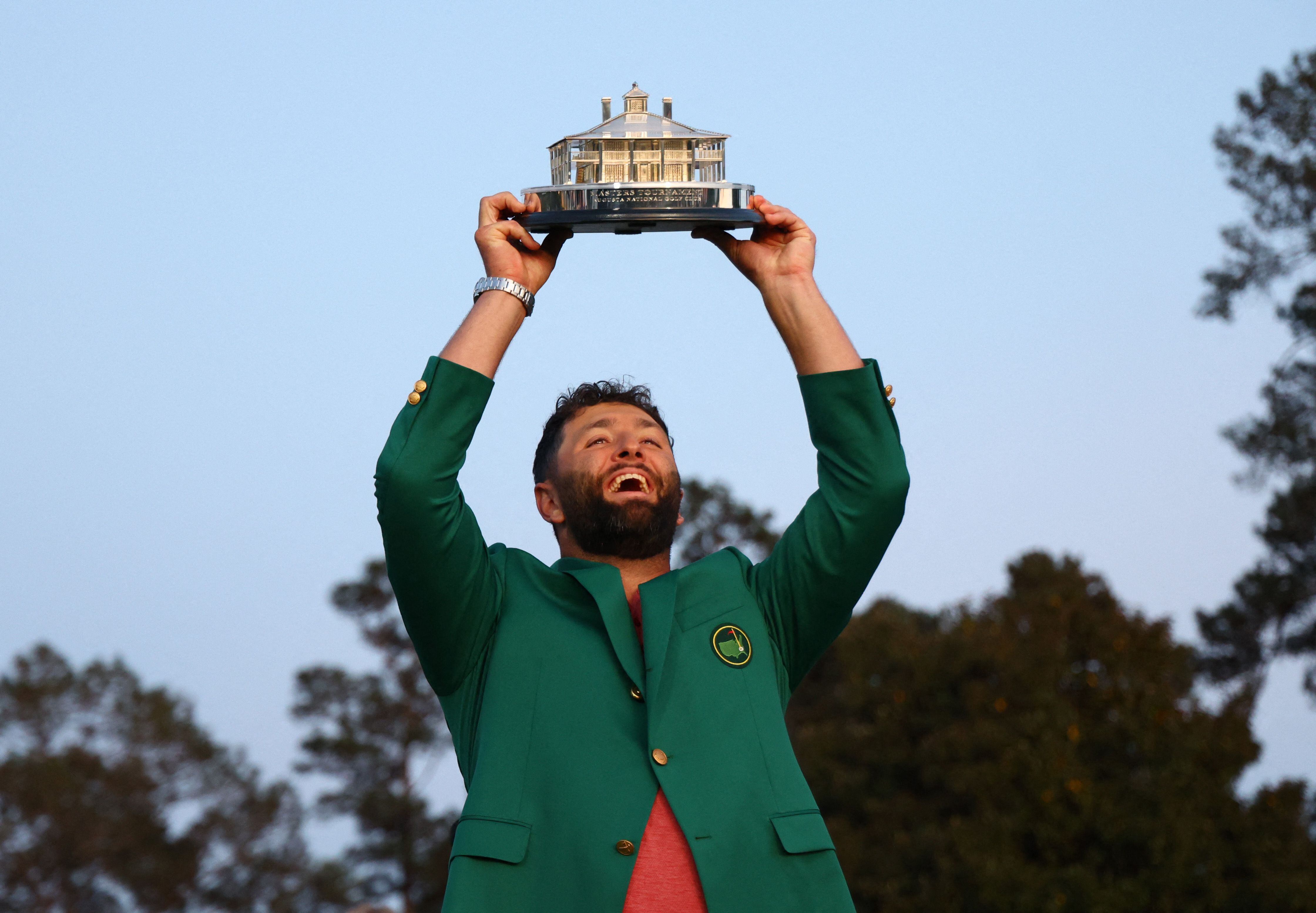 El golfista español Jon Rahm celebra su victoria después de ganar el Masters de Augusta y su consecuente chaqueta verde. (REUTERS/Mike Segar)