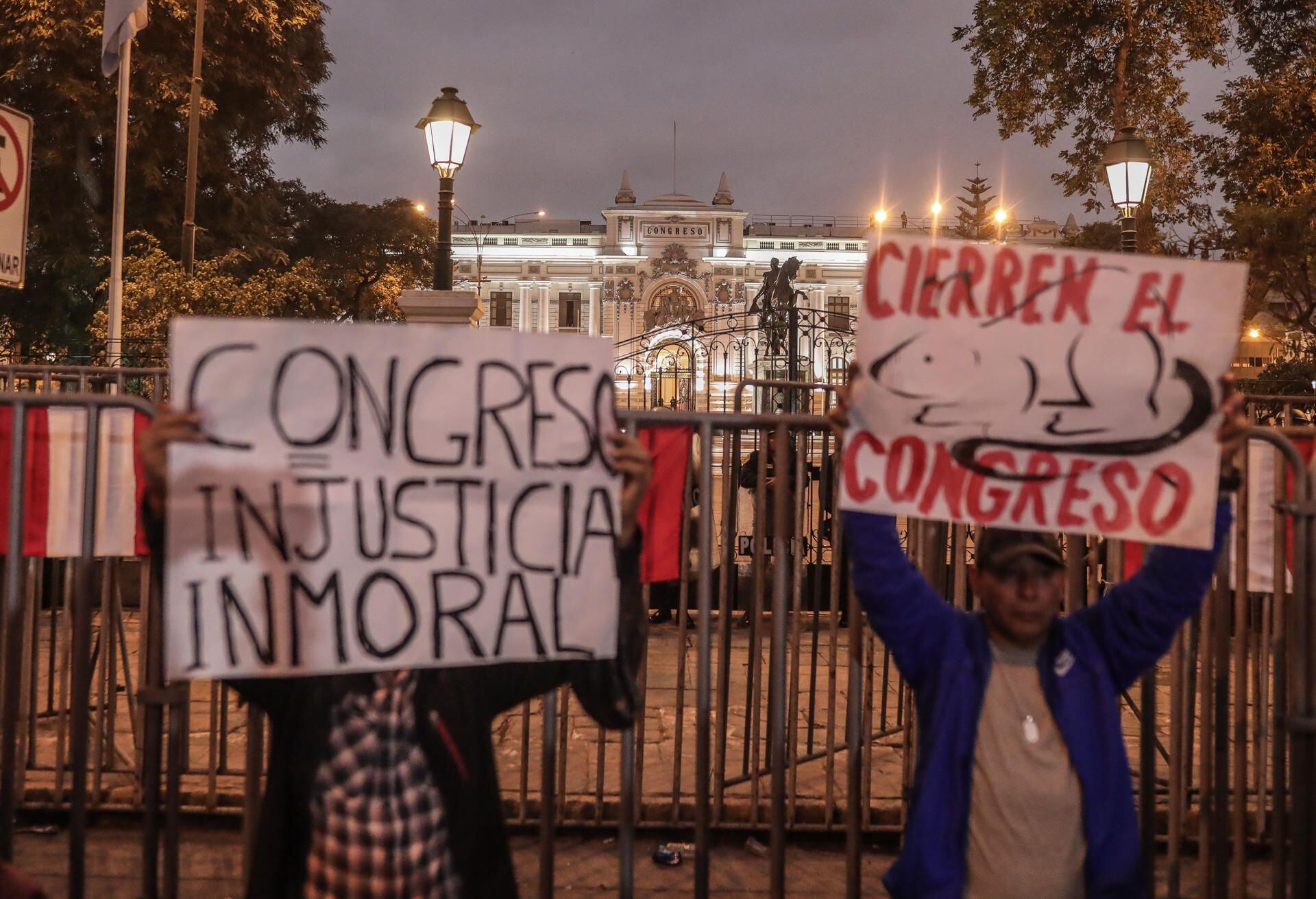 La Policía retira a manifestantes que llegaron hasta los exteriores del Congreso. Foto: EFE