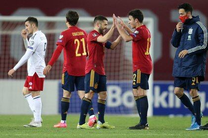 Jordi Alba y Eric García celebrando tras la ajustada victoria de España sobre Georgia en el partido del Grupo B de la eliminatoria europea rumbo a Qatar (Reuters)