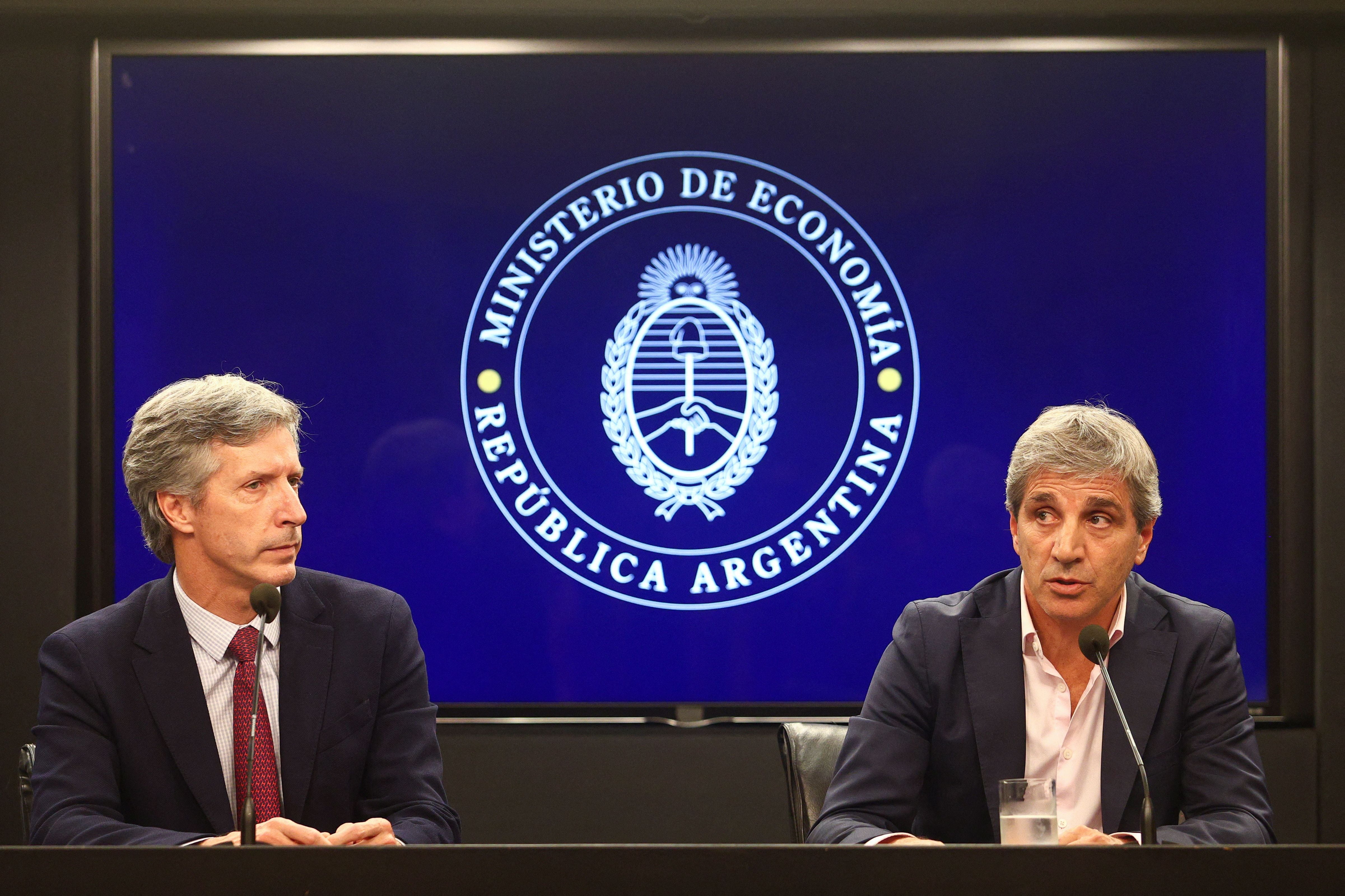 Santiago Bausili, presidente del Banco Central, y Luis Caputo, ministro de Economía (Reuters)