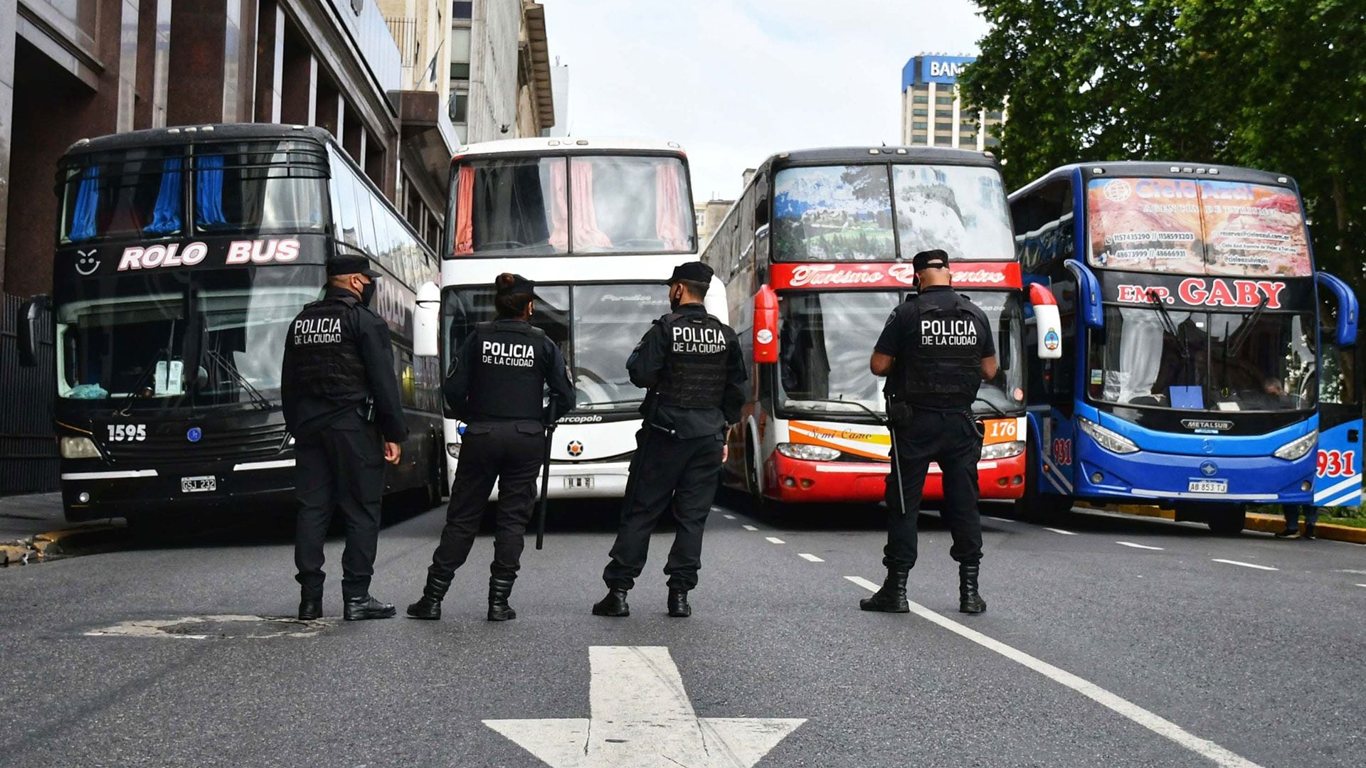 Long-distance bus drivers protest and moved to Plaza de Mayo.