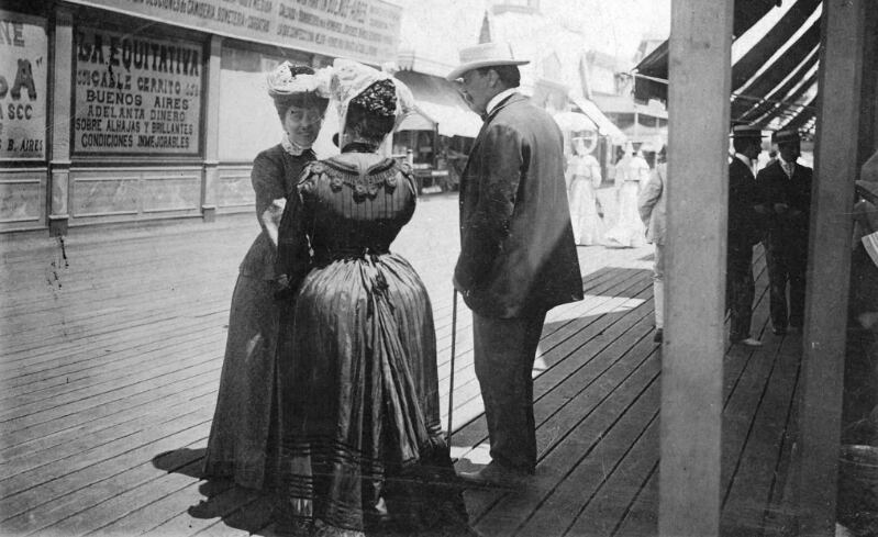 En Mar del Plata. Desde que viajó por primera vez en 1887, quedó prendado de la ciudad, a la que volvería en muchas oportunidades. Fotografía de 1891 (Archivo General de la Nación)