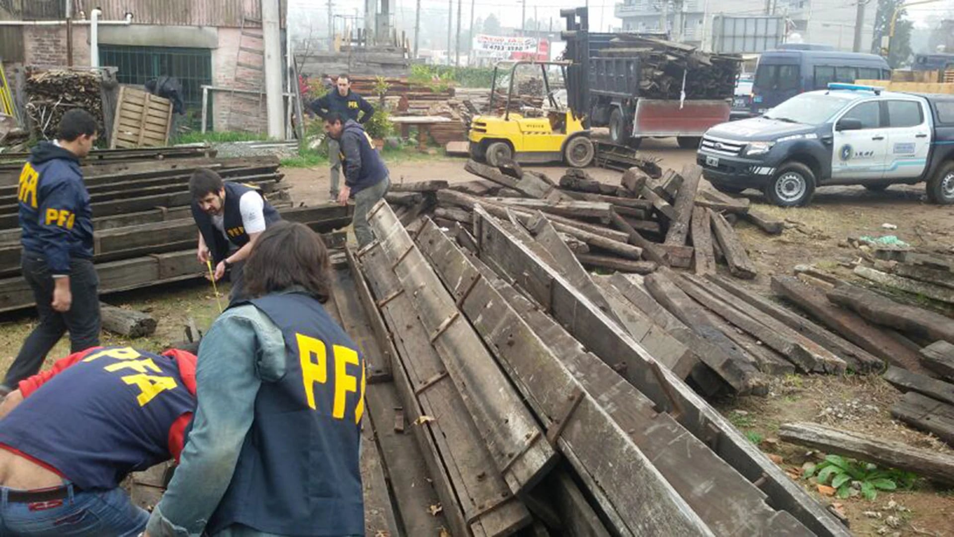 Parte del lote de durmientes hallado en una maderera de Benavídez.