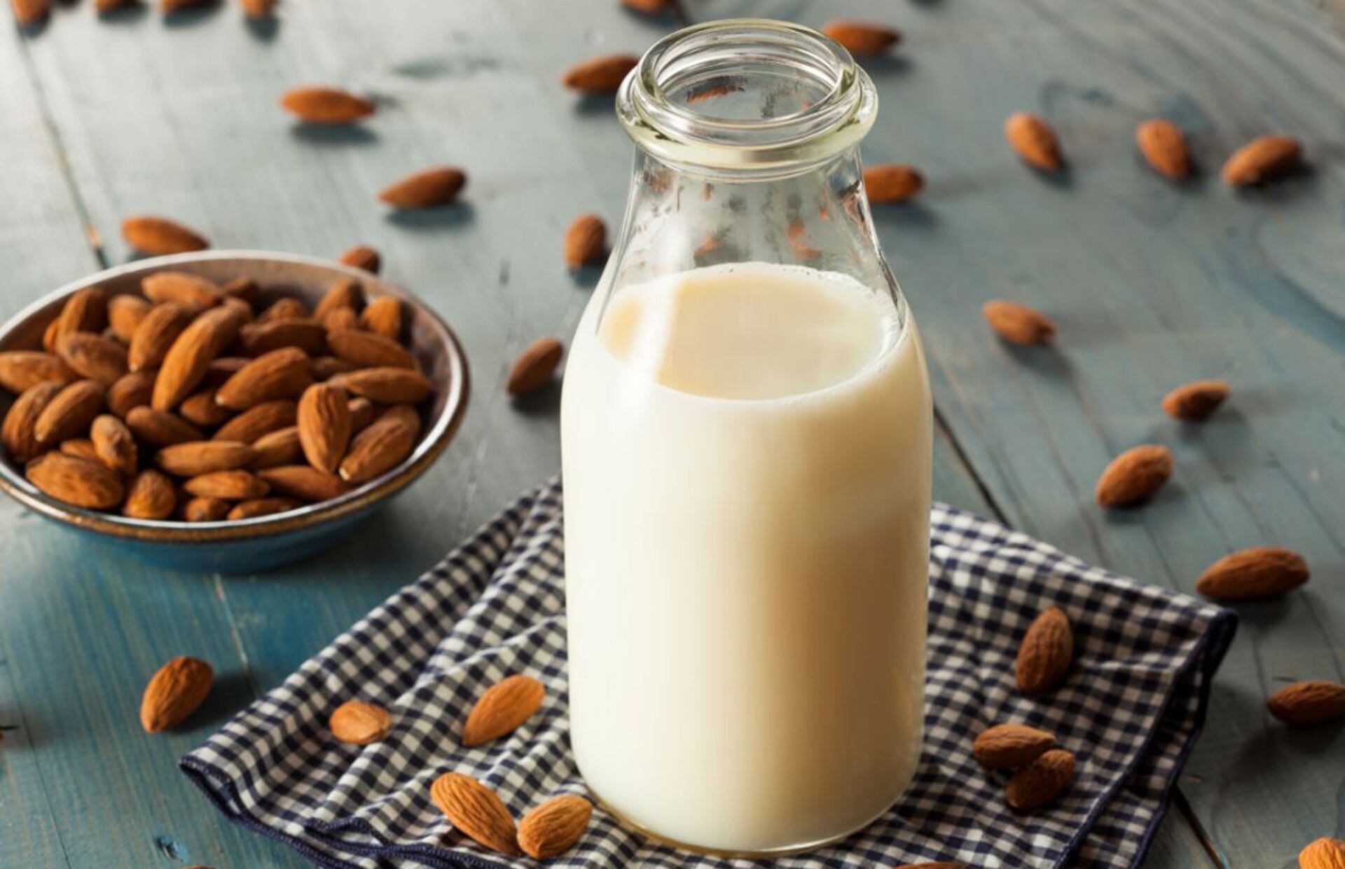 La leche de almendras se ha posicionado como una de las más populares del mercado debido a que posee menos calorías (iStock)