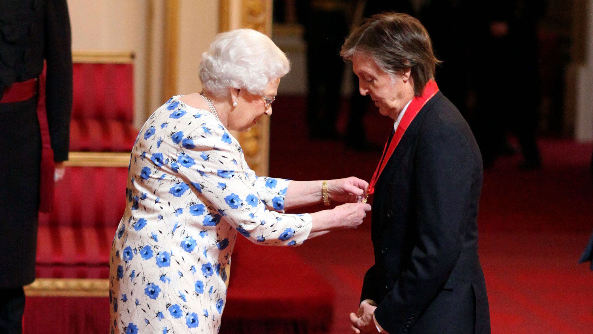 Paul McCartney es nombrado Acompañante de Honor por la reina Isabel II (AP)