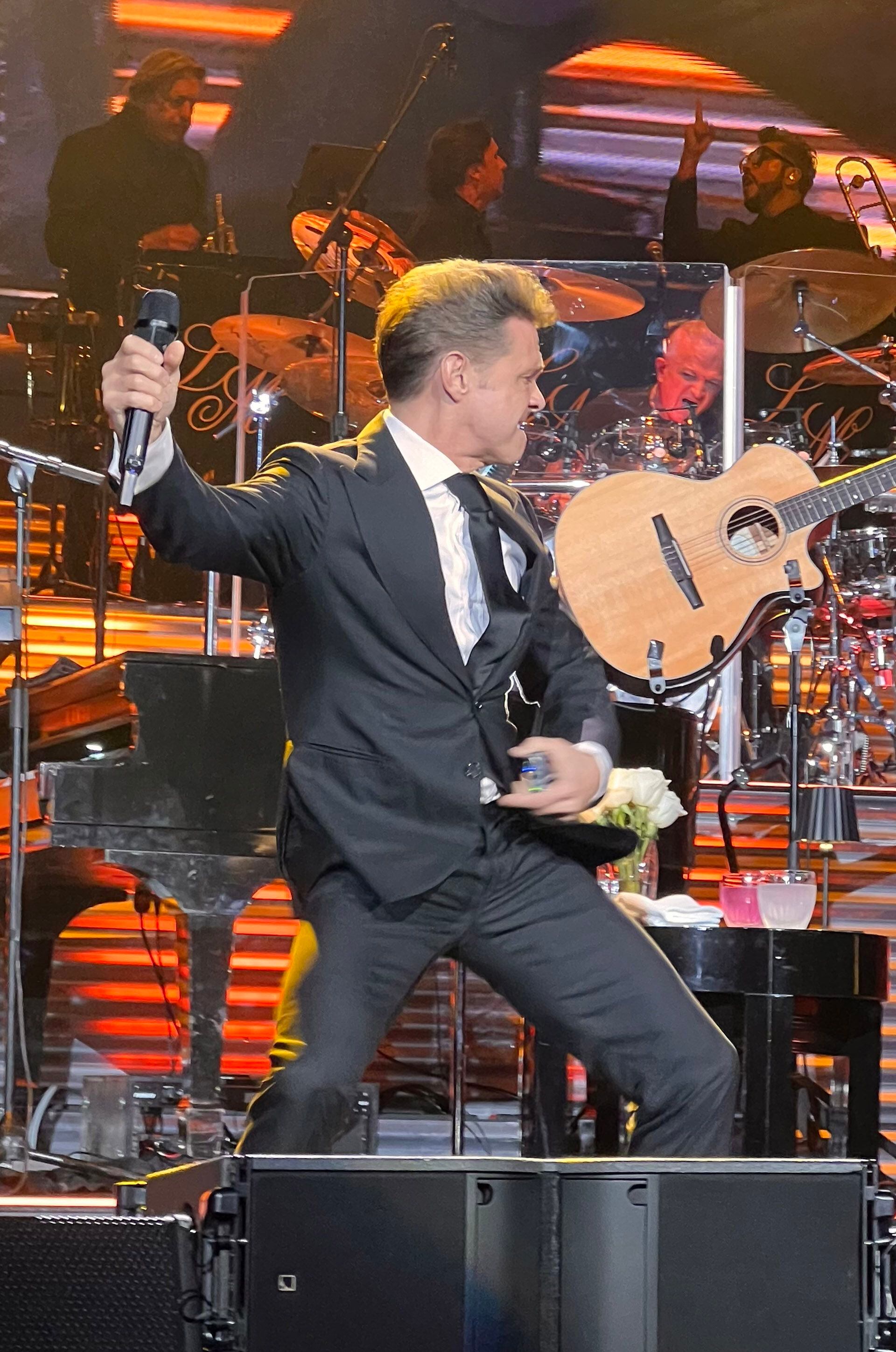 La energía de Luis Miguel en el escenario fue incontenible al saltar y bailar durante casi dos horas.(Foto Opy Morales)