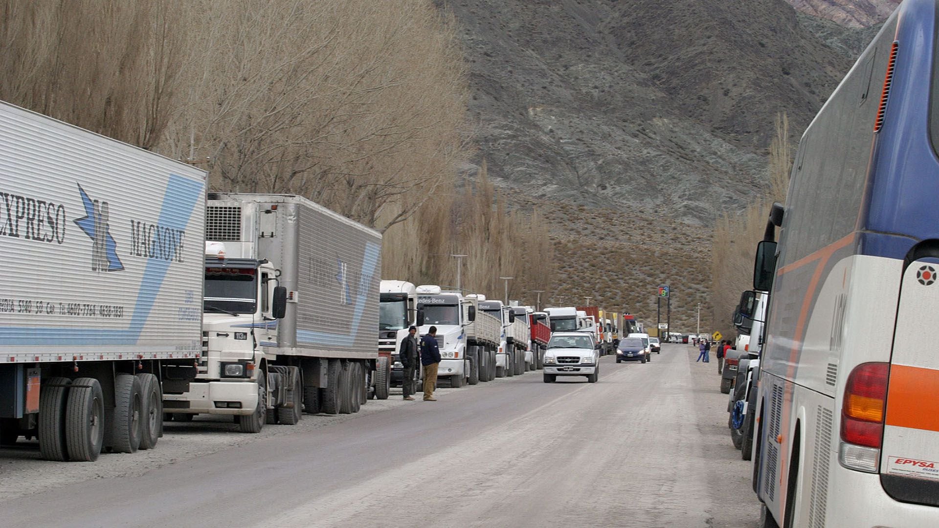 Hay alrededor de 9000 camiones a la espera de la apertura 