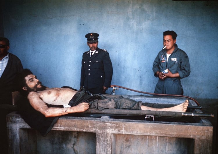 10 de Octubre de 1967. El cuerpo de Ernesto “Che” Guevara fue exhibido en Vallegrande, Bolivia. El líder guerrillero había sido ejecutado en La Higuera, a 74 km de la ciudad (AFP PHOTO / MARC HUTTEN)