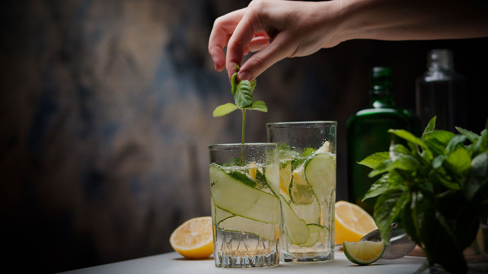 En primavera, los ingredientes frescos como cítricos jugosos, hierbas aromáticas y flores comestibles se vuelven protagonistas en las barras, transformando al gin tonic en un cóctel ideal para celebrar la temporada con sabores más ligeros y atractivos (Getty)