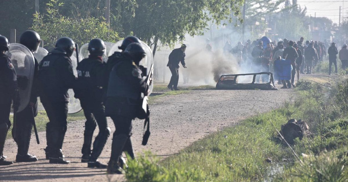 La policía evacuó la propiedad de Kournica: hubo incidentes y más de 30 reclusos