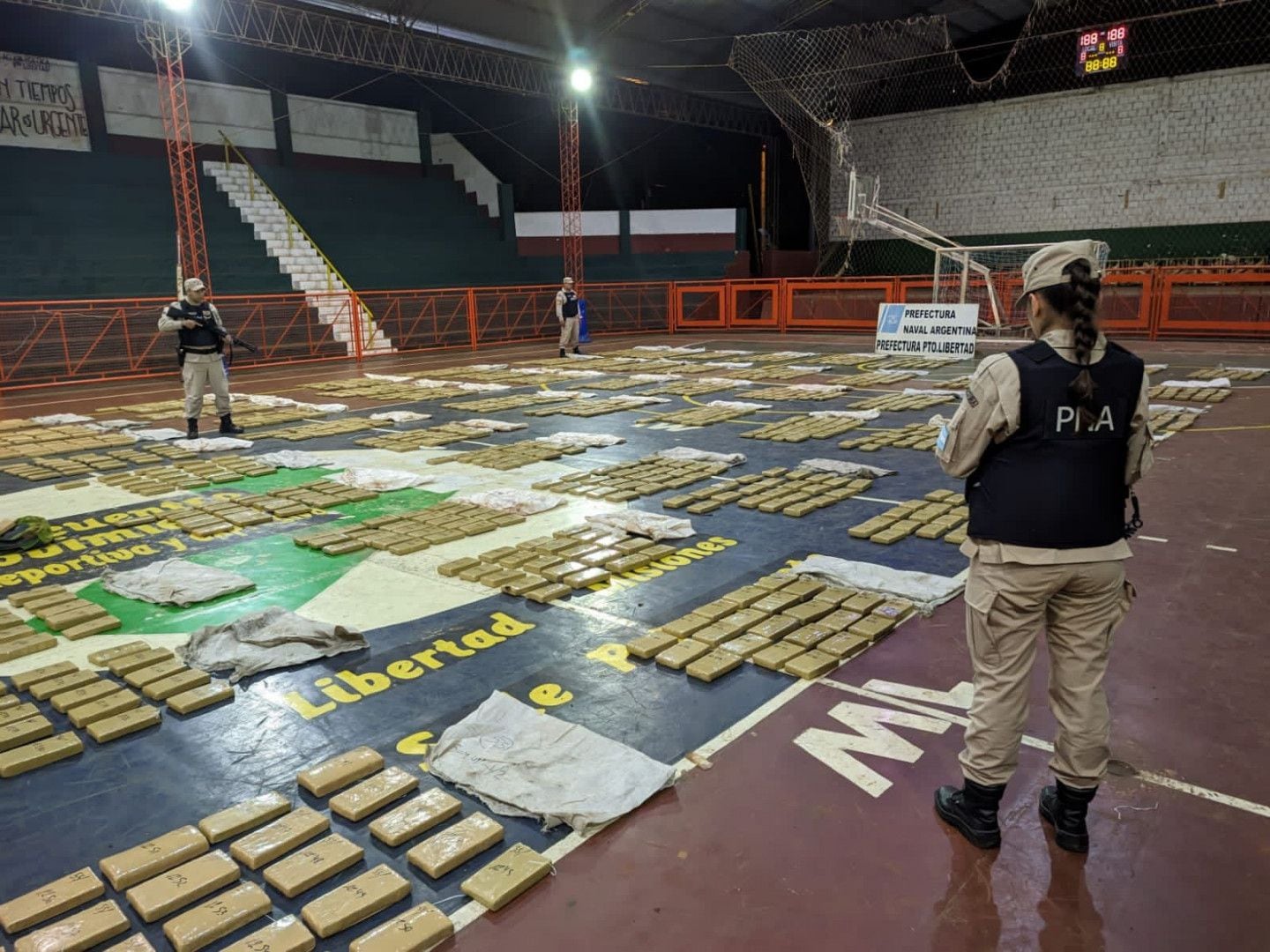 Los paquetes que los oficiales decomisaron en la localidad de Puerto Libertad, Misiones (Prefectura Naval Argentina)