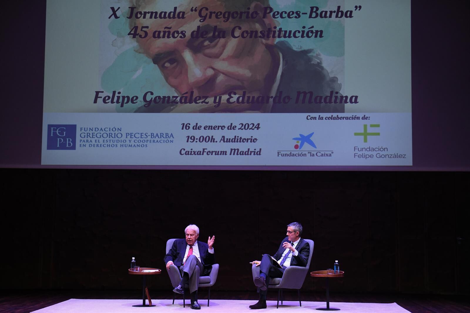 16/01/2024 El expresidente del Gobierno Felipe González (i) y el exdiputado del PSOE Eduardo Madina (d), durante la X Jornada 'Gregorio Peces-Barba con motivo del 45 aniversario de la Constitución', en Caixa-Forum, a 16 de enero de 2024, en Madrid (España). El acto ha sido organizado la Fundación Gregorio Peces para el Estudio y Cooperación en Derechos Humanos por el reciente 45 aniversario de la Constitución y que coincide con la tramitación parlamentaria que PSOE y PP han impulsado hoy en el Congreso para sustituir la palabra 'disminuidos' en el artículo 49 y sustituirla por 'personas con discapacidad'. POLITICA Fernando Sánchez - Europa Press 