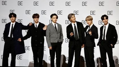 Los miembros de la banda K-pop BTS posan para fotografías durante una conferencia de prensa promocionando su nuevo álbum "BE (Deluxe Edition)" en Seúl, Corea del Sur, 20 noviembre 2020
Foto: REUTERS/Heo Ran