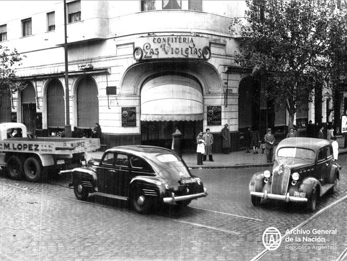 Frente de la confitería en una fotografía de 1947. Calles empedradas y vías del tranvía. (Fotografía Archivo General de la Nación)