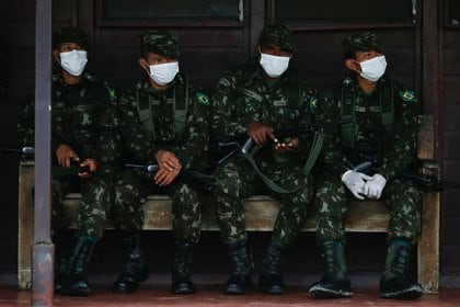 Soldados del ejército brasileño con máscaras faciales en medio de la pandemia de coronavirus en Brasil (REUTERS / Adriano Machado)