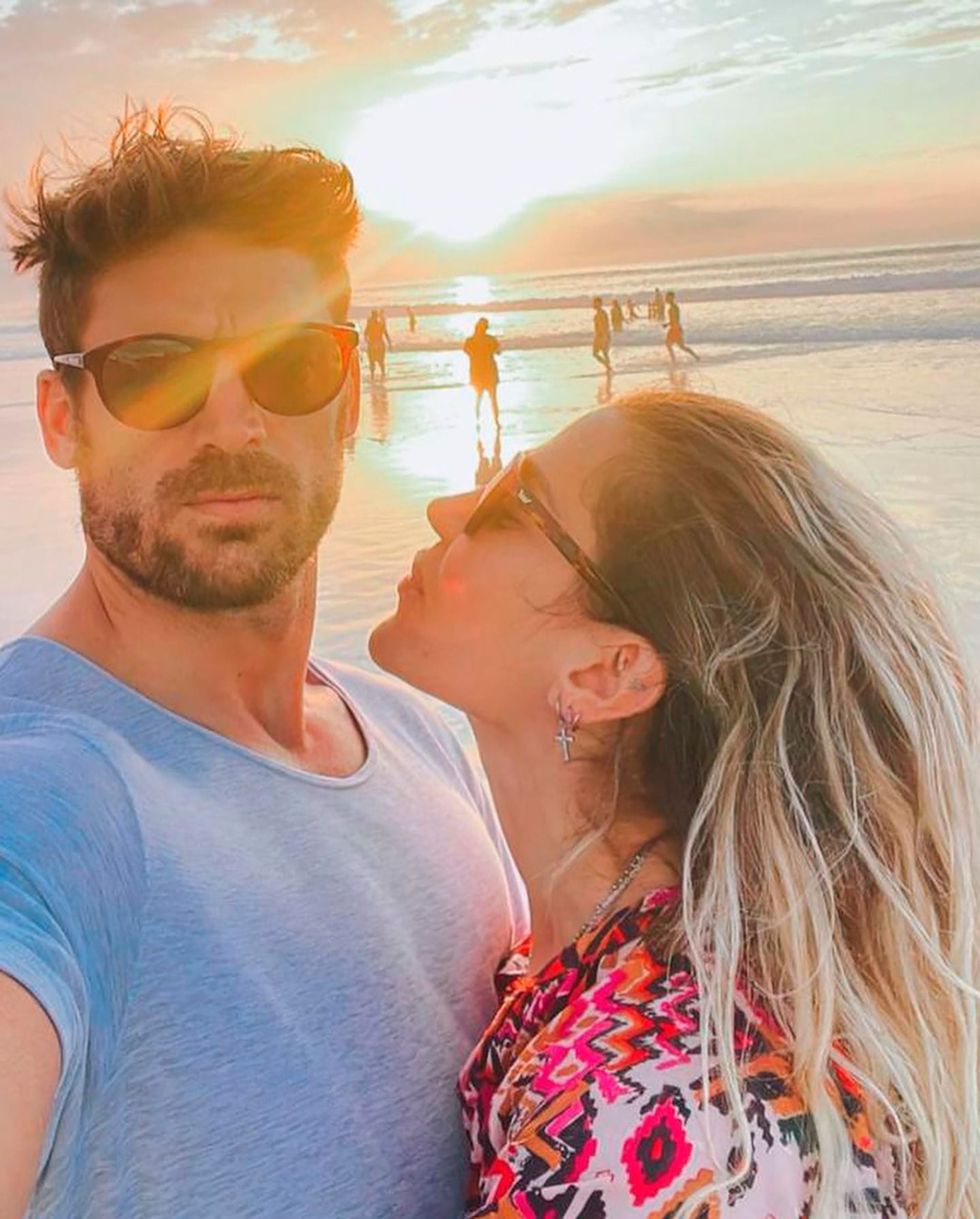 Así disfrutan Jimena Barón, Momo y su novio Matías Palleiro de las playas de Brasil