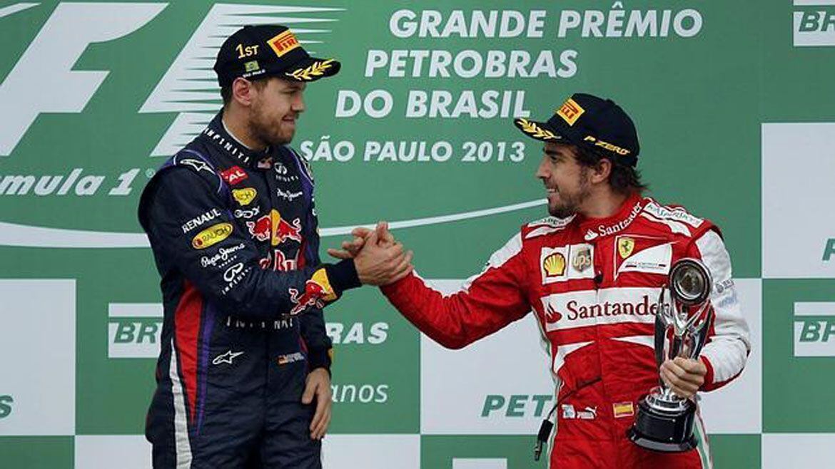 Vettel y Alonso se saludan en un podio (Reuters)