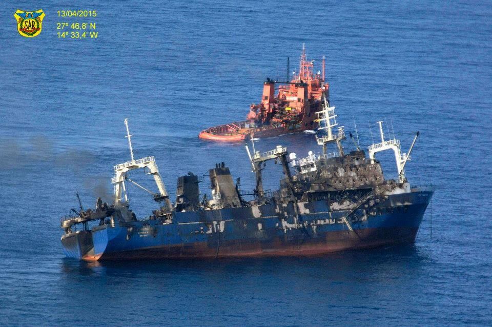El 'Punta Salinas' remolcando al 'Oleg Naydenov' en 2015