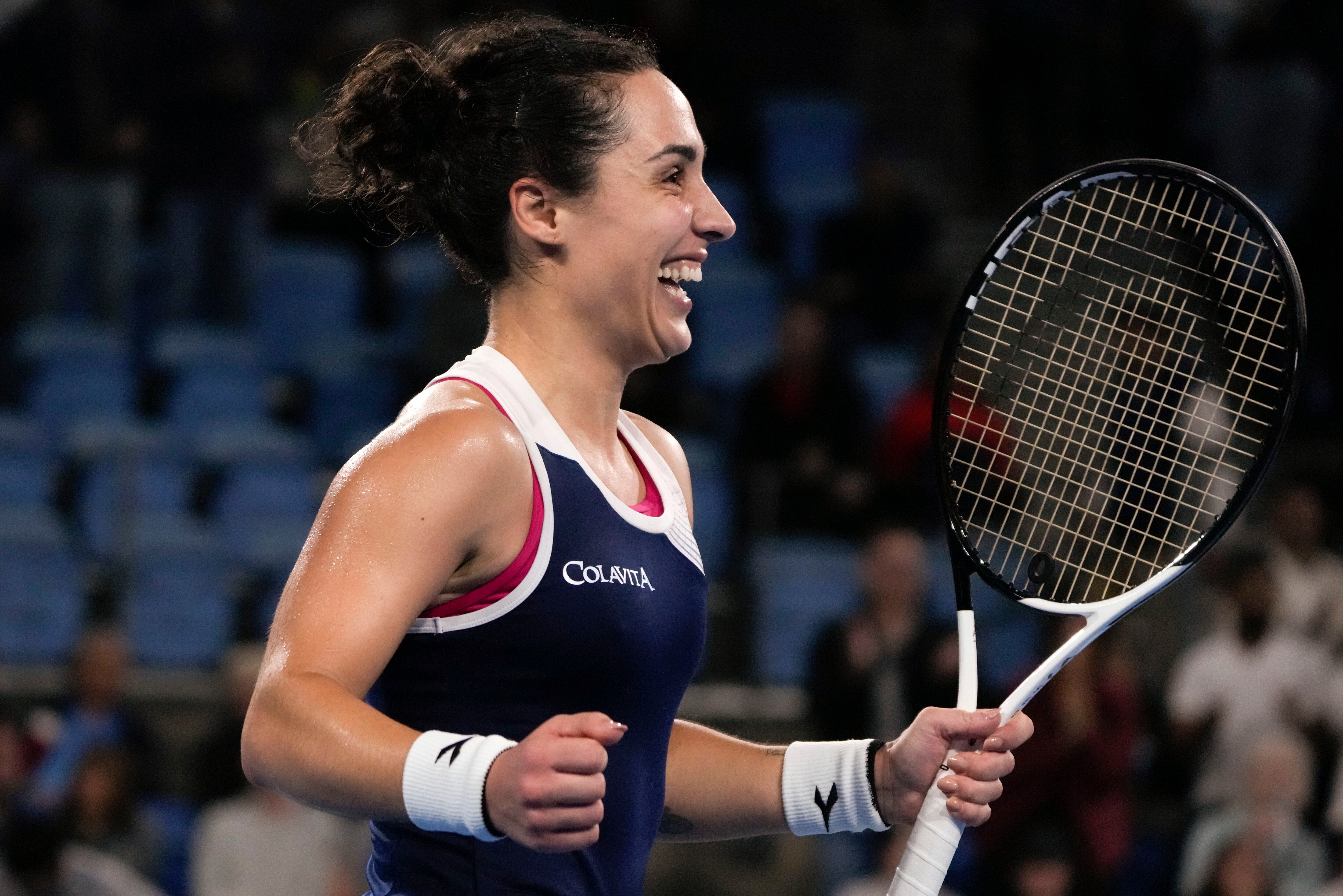 La italiana Martina Trevisan celebra al superar a la griega Maria Sakkari en las semifinales de la United Cup en Sidney el viernes 6 de enero del 2023. (AP Foto/Mark Baker)