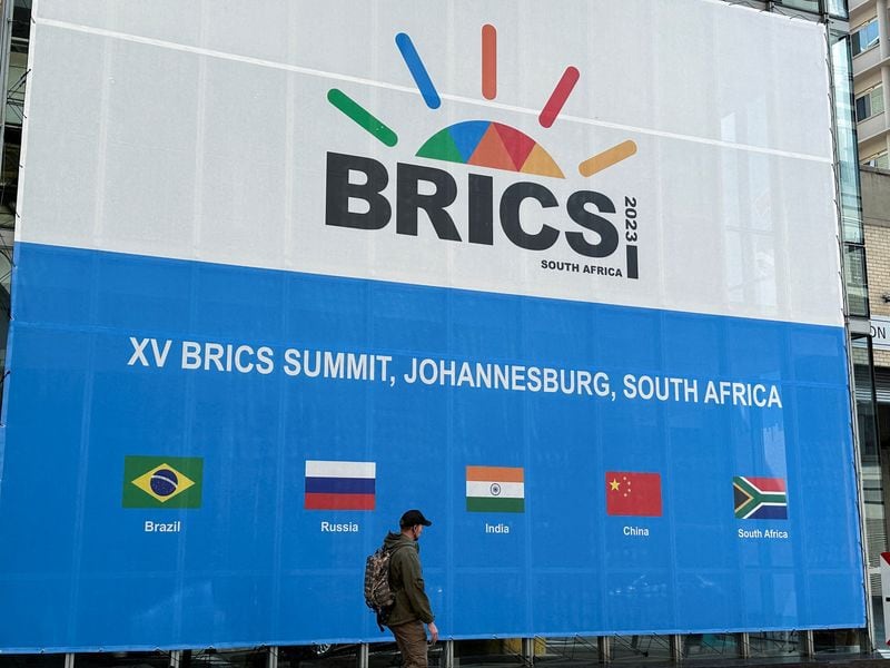 Una persona pasa por delante del Centro de Convenciones de Sandton, que recibió a la Cumbre de los BRICS, en Johannesburgo, Sudáfrica (REUTERS/James Oatway)