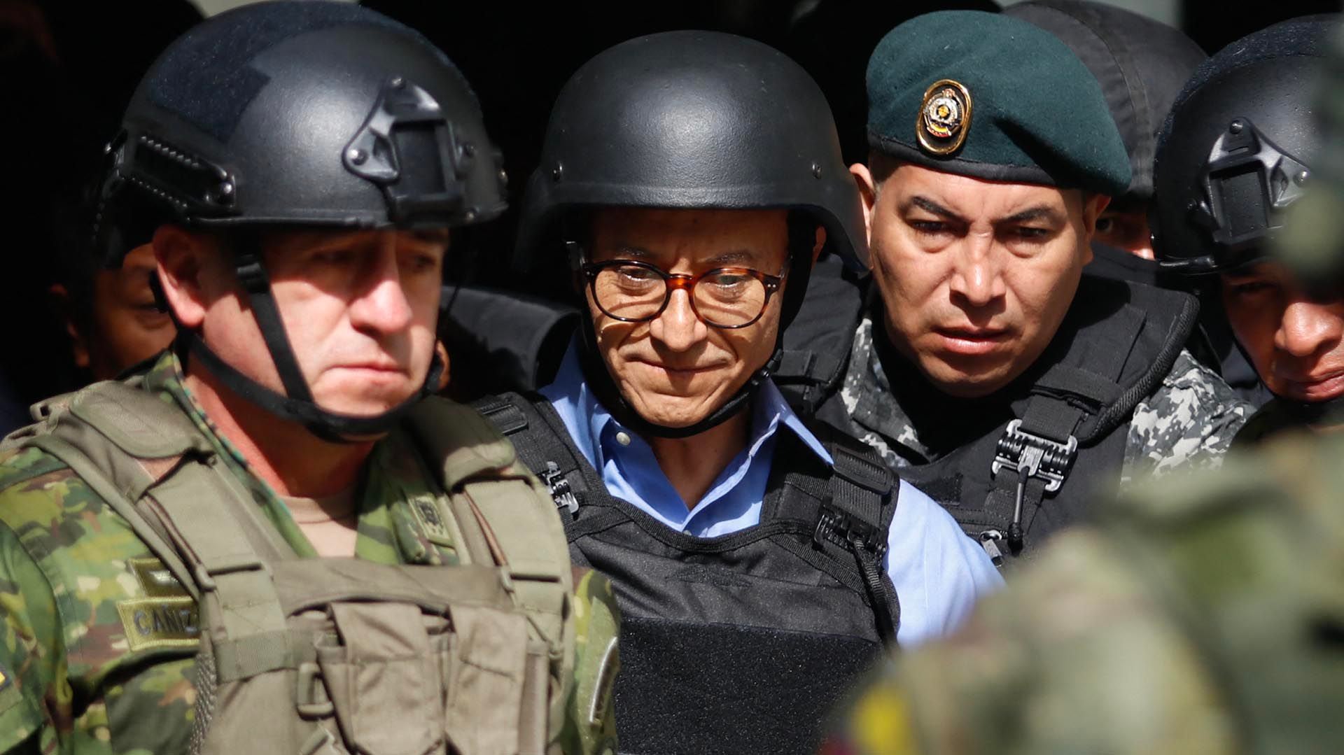 Zurita estuvo resguardado durante su participación en la jornada electoral. (Galo Paguay/AFP)