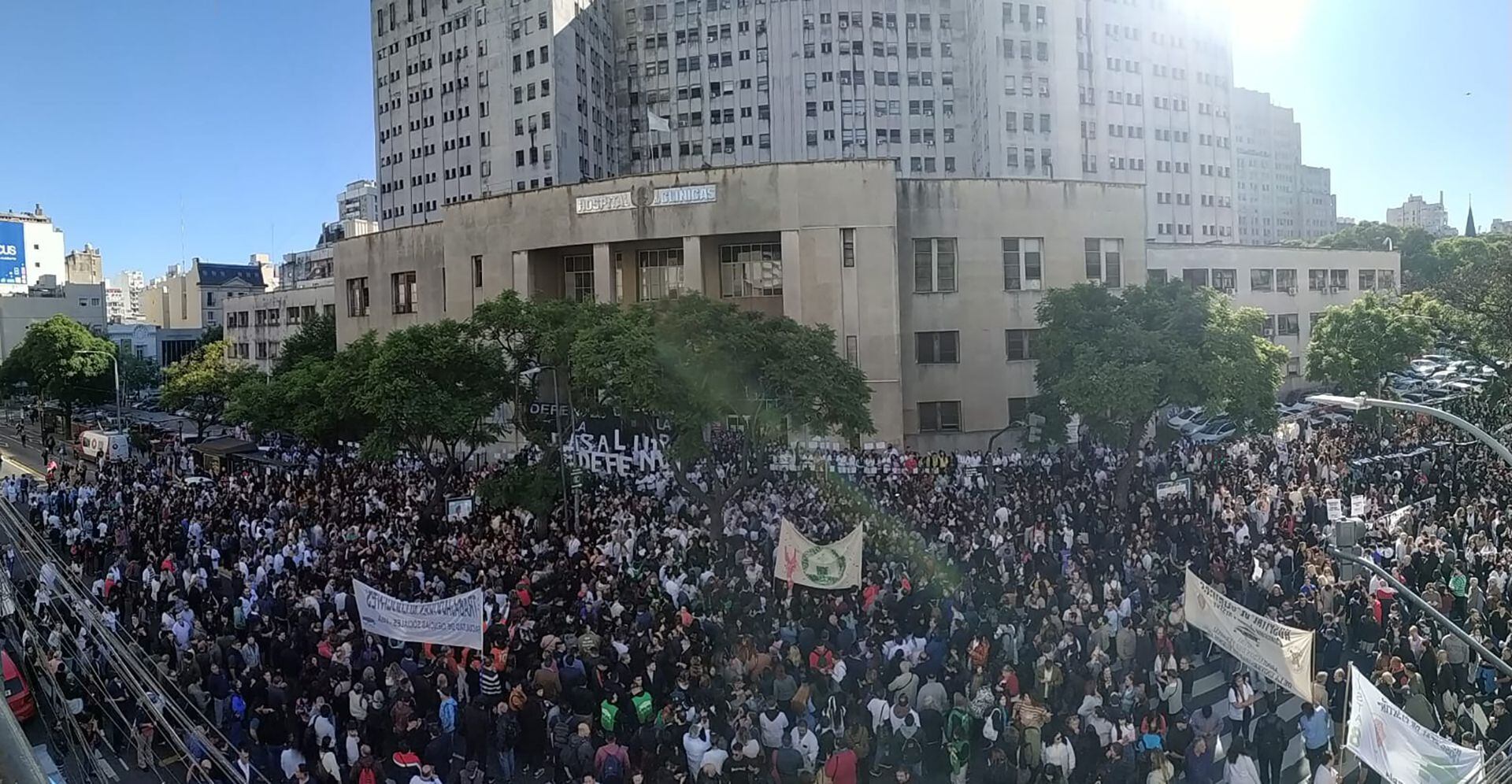 abrazo masivo al Hospital de Clinicas