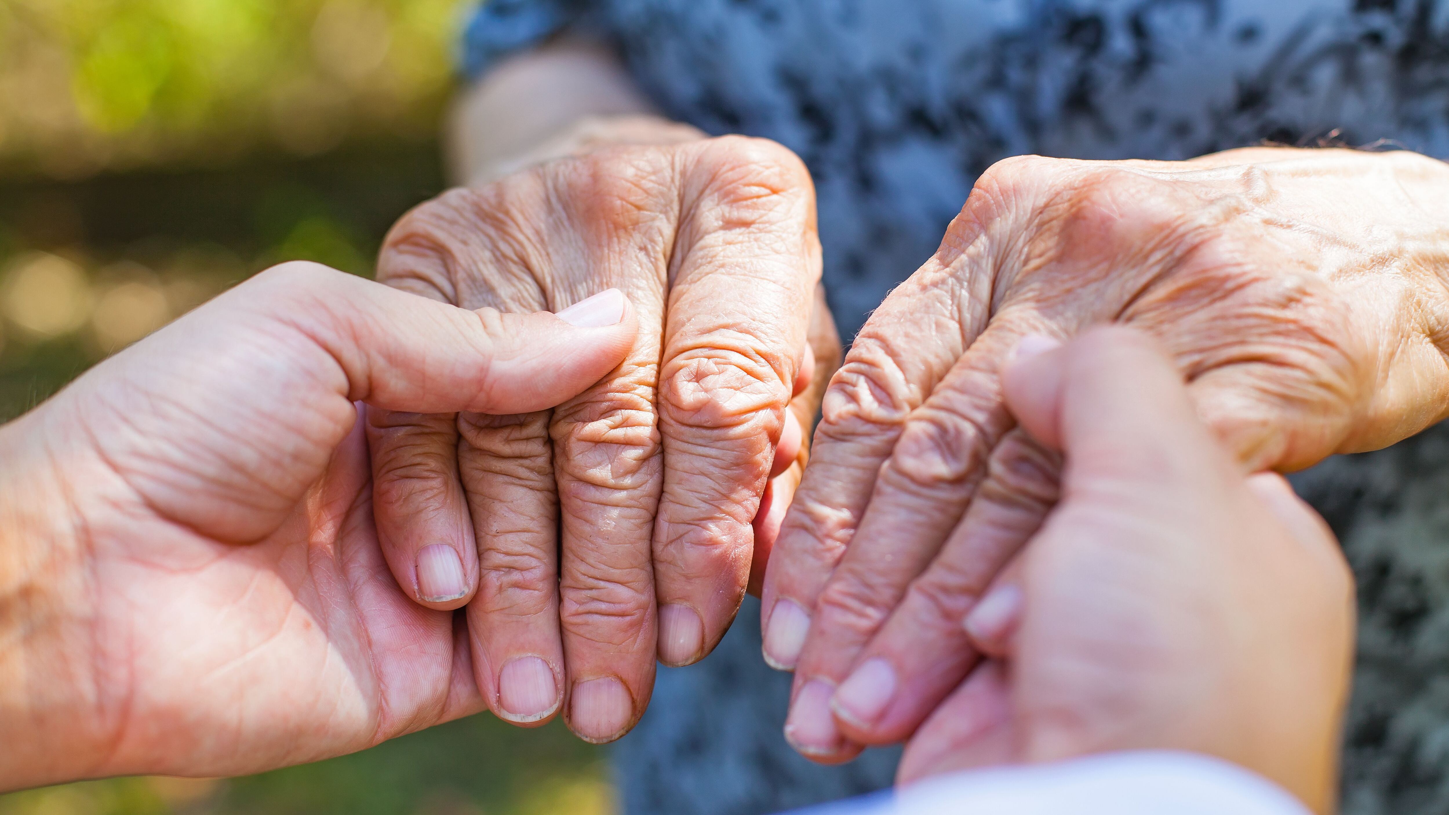 Mujer mayor con Párkinson (Shutterstock)