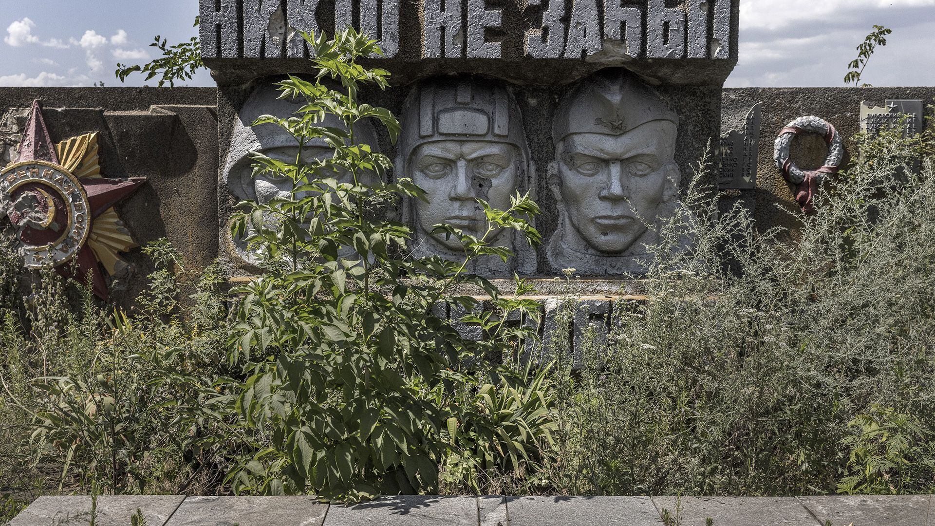 Un monumento conmemorativo a los soldados muertos en la Guerra Mundial cerca del frente en la región de Zaporizhzhia (David Guttenfelder/ The New York Times)