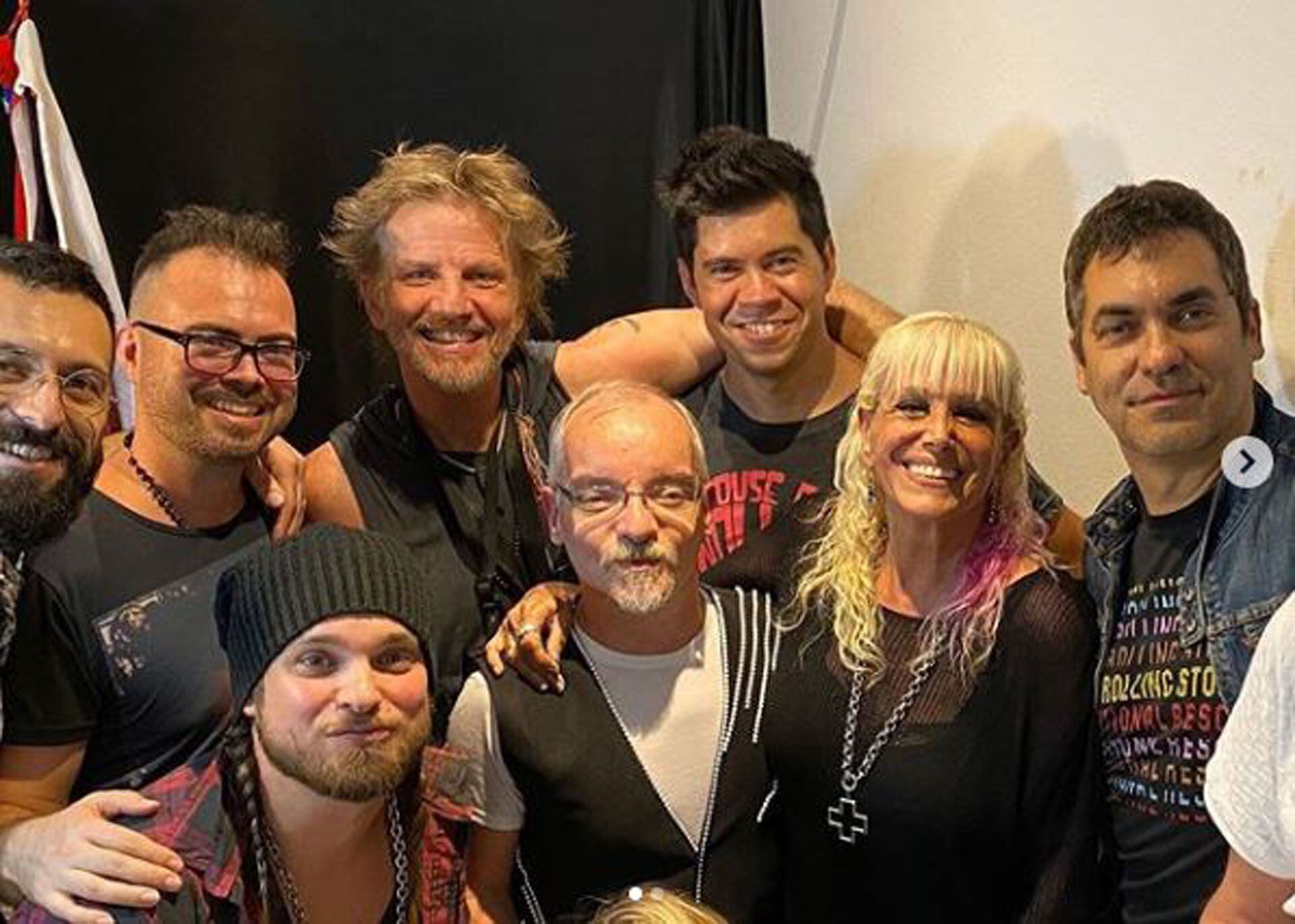 La imagen que publicó Valeria Lynch junto a los demás artistas que participaron dela noche (Foto: Instagram)