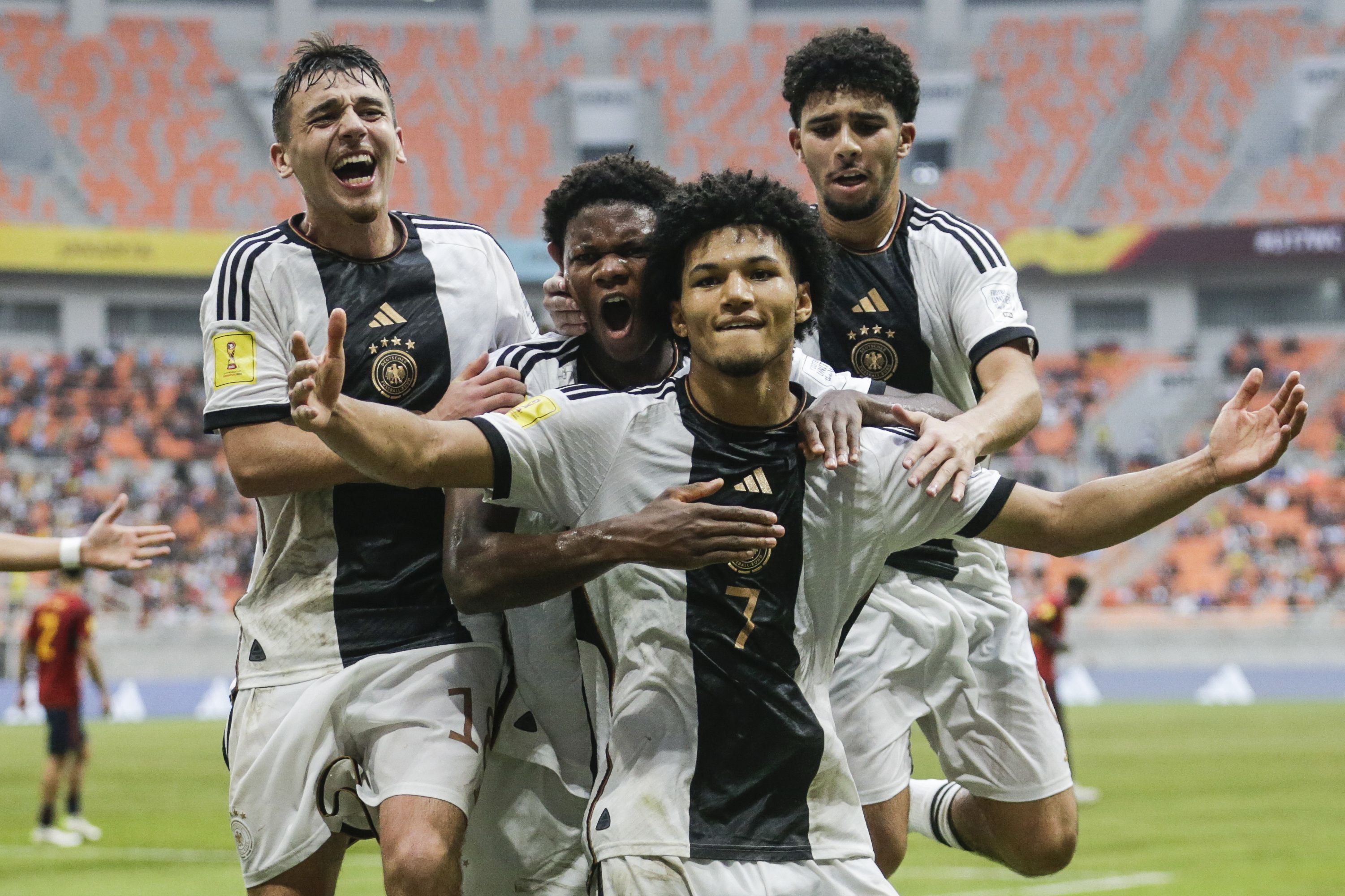 El futbolista alemán Paris Brunner (C) celebra su gol frente a España en los cuartos de final del Mundial sub-17. EFE/EPA/MAST IRHAM 