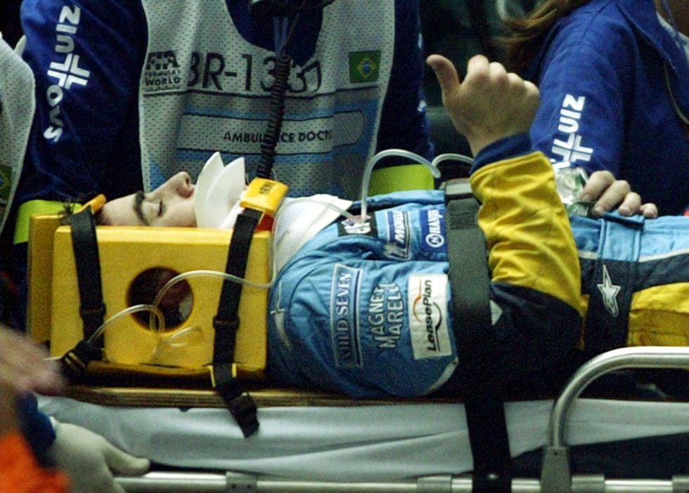Fernando Alonso tras el accidente en el GP de Brasil 2003.