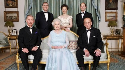 El príncipe Felipe y al reina Isabel con sus cuatro hijos en una imagen de 2007 (Shutterstock)