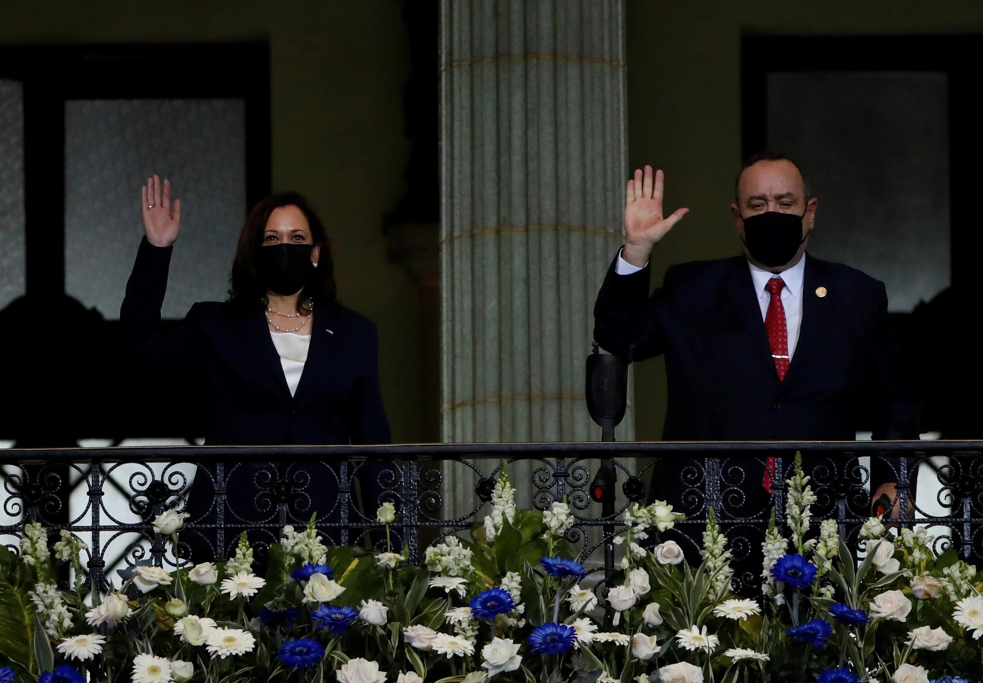 La vicepresidenta de Estados Unidos, Kamala Harris (i), y el presidente de Guatemala, Alejandro Giammattei, en una fotografía de archivo (EFE/Esteban Biba)
