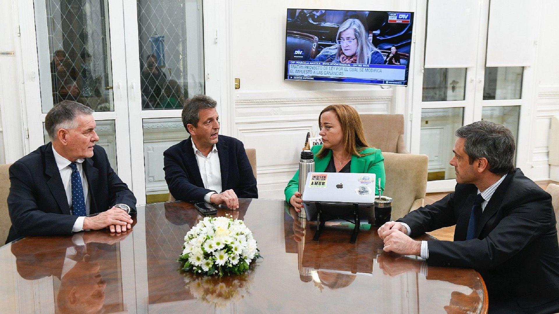 Sergio Massa junto a la presidenta de la Cámara de Diputados, Cecilia Moreau, el director general de Aduana Guillermo Michel y el titular de AFIP Carlos Castagneto  - Ganancias