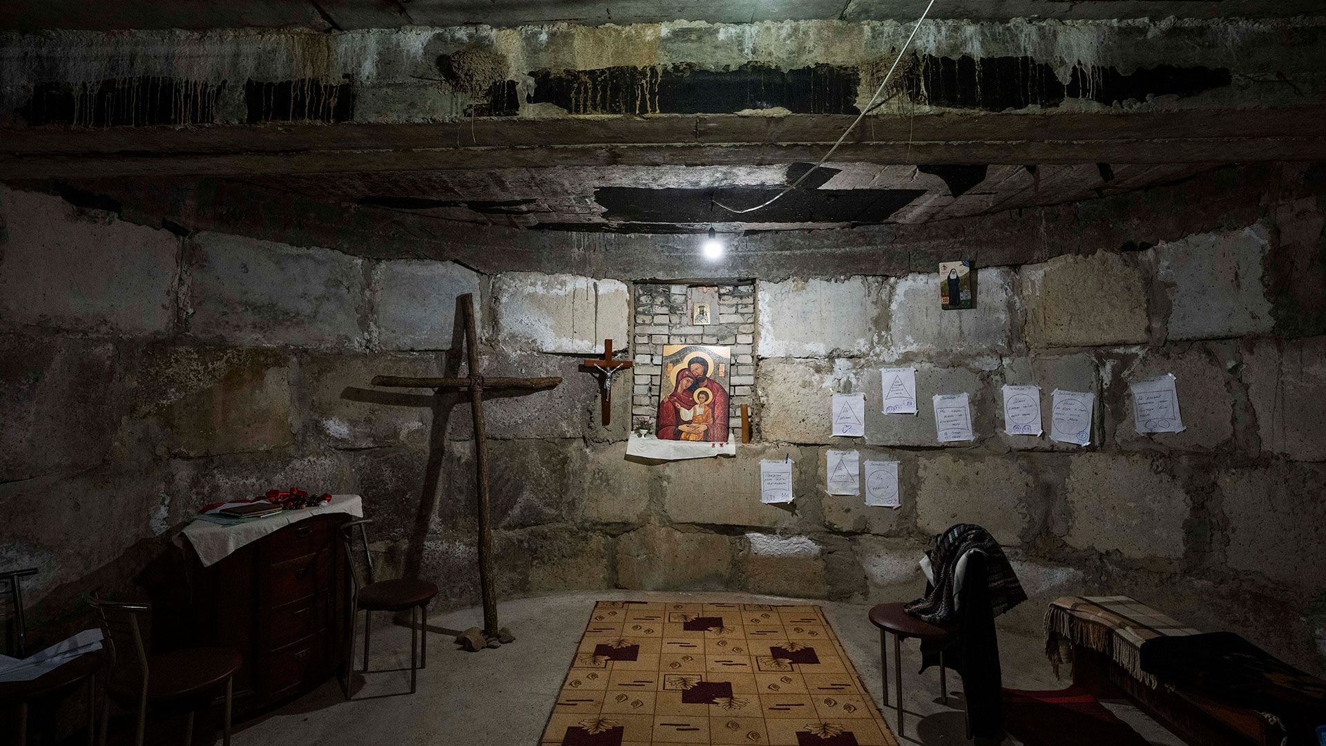 La capilla improvisada en el refugio antibombas que las monjas se han preparado para refugiarse cuando estallan los ataques aéreos, en el Monasterio de Mujeres de Hoshiv, donde las monjas han estado acogiendo a desplazados internos que huyen de la guerra, en la región de Ivano-Frankivsk, en el oeste de Ucrania, el miércoles. 6 de abril de 2022. 
 (Foto AP/Nariman El-Mofty)
