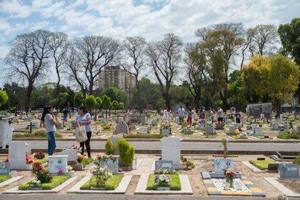 La Navidad De Los Muertos En El Cementerio De Flores Canciones Ofrendas Con Formas Humanas Y Juguetes Sobre Las Tumbas Infobae